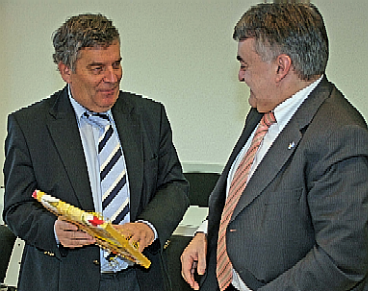 Das Foto zeigt Landrat Hagen Jobi (l.) und Herbert Reul (r.).