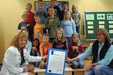 Monika Büttner von der Kreisvolkshochschule (l.) überreicht Schulleiterin Gabriele Zimmermann die Urkunde für das erfolgreiche Projekt. (Foto: Oberbergischer Kreis) Monika Büttner von der Kreisvolkshochschule (l.) überreicht Schulleiterin Gabriele Zimmermann die Urkunde für das erfolgreiche Projekt. (Foto: Oberbergischer Kreis)