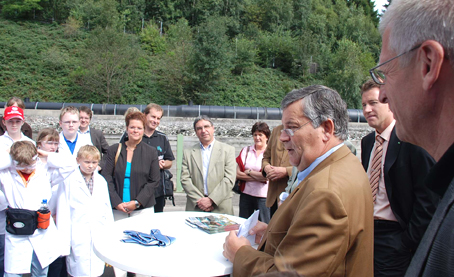 Nümbrechts Bürgermeister Bernd Hombach und Landrat Hagen Jobi (v.l.) informierten gemeinsam mit den Veranstaltern des Bunten Umwelttages und Schülerinnen und Schülern über die Möglichkeiten, die Leppe als Lernstandort zu nutzen. (Foto: OBK) 