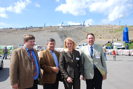 Das Foto zeigt Reinhold Müller, stellvertretender Vorsitzender der Verbandsversammlung, Landrat Hagen Jobi, BAV-Geschäftsführerin Monika Lichtinghagen-Wirths und Jochen Hagt, Allgemeiner Vertreter des Landrates (v.l.). (Foto: OBK) Das Foto zeigt Reinhold Müller, stellvertretender Vorsitzender der Verbandsversammlung, Landrat Hagen Jobi, BAV-Geschäftsführerin Monika Lichtinghagen-Wirths und Jochen Hagt, Allgemeiner Vertreter des Landrates (v.l.). (Foto: OBK)