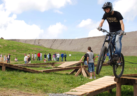 Das Foto zeigt Hobby-Mountainbiker auf einem Parcours. (Foto: OBK) Das Foto zeigt Hobby-Mountainbiker auf einem Parcours. (Foto: OBK)