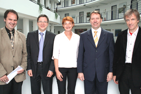 Das Foto zeigt von links nach rechts Caritas-Geschäftsführer Peter Rothausen und ARGE-Geschäftsführer Rainer Drescher (v.l.) sowie Gerd Heming von der Regionalagentur Köln und Jochen Hagt, Dezernent für Wirtschaftsförderung und Allgemeiner Vertreter des Landrates, wünschten Gabriele Goldschmidt viel Erfolg für ihre neue Aufgabe. (Foto: Oberbergischer Kreis)