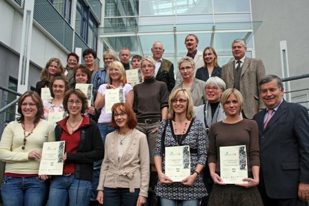 Landrat Hagen Jobi (r.) würdigt das Engagement von neun Kindertageseinrichtungen im Kreis mit einer Auszeichnung. (Foto: Oberbergischer Kreis) Landrat Hagen Jobi (r.) würdigt das Engagement von neun Kindertageseinrichtungen im Kreis mit einer Auszeichnung. (Foto: Oberbergischer Kreis)