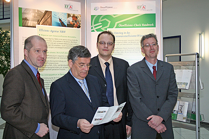 Auf dem Foto siehr man Dr. Peter Jahns, Landrat Hagen Jobi, Kai Uffelmann und Markus Schumacher.