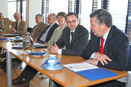 Landrat Hagen Jobi informiert den Integrationsbeauftragten der Landesregierung Thomas Kufen (v.r.) über die Integrationsbemühungen des Oberbergischen Kreises. (Foto: Oberbergischer Kreis)