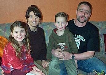 Das Foto zeigt Familie Müller im Haus Das Foto zeigt Familie Müller im Haus