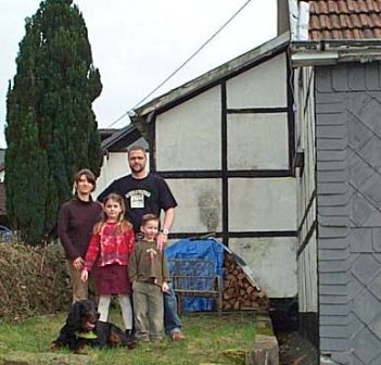 Das Foto zeigt Familie Müller vor ihrem Haus im Oberbergischen