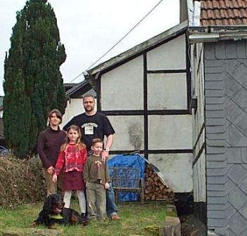 Das Foto zeigt Familie Müller vor ihrem Haus im Oberbergischen Das Foto zeigt Familie Müller vor ihrem Haus im Oberbergischen