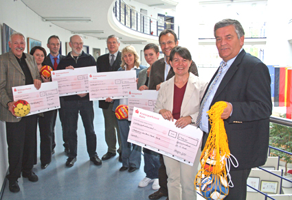 Landrat Hagen Jobi (r.) und die Vertreter der fünf Förderschulen im Oberbergischen Kreis freuten sich über die großzügigen Spenden der Geburtstagsgäste des Landrates. (Foto: Oberbergischer Kreis