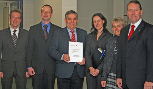 Freude über die erfolgreiche Prüfung (v.l.): Klaus Grootens, Stefan Hesse, Landrat Hagen Jobi, Prüferin Inga Nagel, Anke Koester und Jochen Hagt. (Foto: Oberbergischer Kreis)