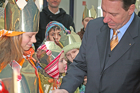 Jochen Hagt verteilt die Spende der Kreisverwaltung für die Sammelbüchsen. (Foto: OBK)