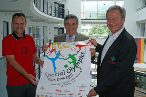 Joachim Schöpe, Landrat Hagen Jobi und Friedhelm Julius Beucher (v.l.) freuen sich auf die Special Olympics. Sie werden in Karlsruhe das Team der Helen-Keller-Schule anfeuern. (Foto: OBK) 