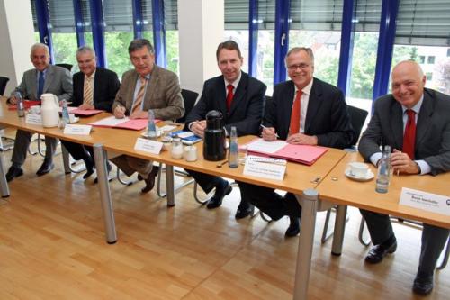 Uwe Kotz, Dr. Herbert Ferger, Landrat Hagen Jobi, sein Allgemeiner Vertreter Jochen Hagt, Dr. Christian Averkamp und Bodo Isenhöfer hoben den Studienfonds aus der Taufe. (Foto: OBK) 