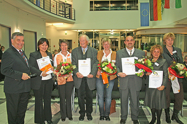 Landrat Hagen Jobi (v.l.) verleihte an Nadeschda Giesbrecht und Irina Strauch vom Chor Nostalgie aus Wiehl den dritten Preis, an Monika Henkel und Dr. Gerd Leuchtmann vom Freundeskreis Asyl aus Waldbröl den zweiten Preis, an Ahmet Durgut aus Bergneustadt den ersten Preis sowie an Arzum Durmus und Tanja Bonrath vom Deutsch-Türkischen Freundeskreis Bergneustadt einen Sonderpreis. (Foto: OBK)