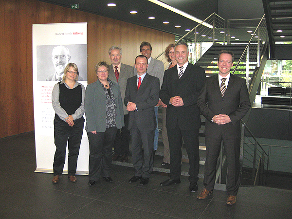 Freude bei den Projektträgern über die Zusage der Robert Bosch-Stiftung, die Förderung von Schülern in Waldbröl mit 75.000 Euro zu unterstützen.  (Foto: OBK)