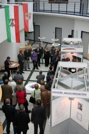 Die Aufgaben der Parlamentarierer und die Gesetzgebung sind unter anderem Thema auf den 20 Tafeln, die diese Woche im Kreishaus zu sehen sind. (Foto: OBK) 