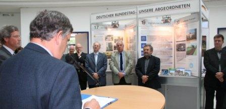 Klaus-Peter Flosbach und Landrat Jobi riefen bei der Ausstellungseröffnung vor allem Schulklassen zum Besuch der Ausstellung "Deutscher Bundestag - Unsere Abgeordneten" auf. (Foto: OBK) 