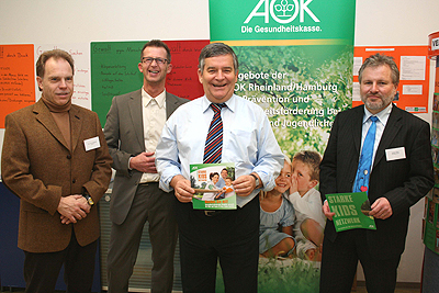 Foto von Dr. Uwe Nothnick, Olaf Wirths, Landrat Hagen Jobi und AOK Regionaldirektor Stefan Mies <br />(Foto: Oberbergischer Kreis) 