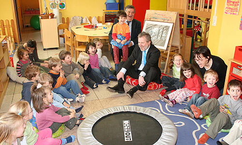 Landrat Hagen Jobi und AOK Regionaldirektor Stefan Mies hatten im Kindergarten Kreuzkirche in Hückeswagen viel Spaß bei der Vorstellung des Förderpreis "Starke Kids Netzwerk" <br />(Foto: Oberbergischer Kreis)