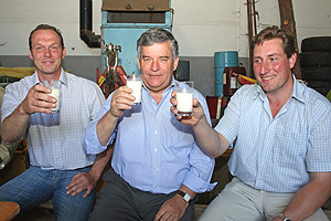 Michael Braun, Landrat Hagen Jobi und Christoph Braun (v.l.) sind sich einig: Milchbauern brauchen einen kostendeckenden Milchpreis.