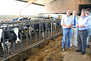 BDM-Vorsitzender für Oberberg-Süd, Michael Braun, zeigt Landrat Hagen Jobi (r.) seinen Betrieb in Reichshof-Hamig. (Foto: Oberbergischer Kreis)