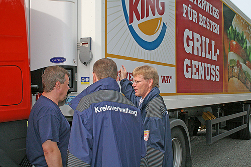 Die Kontrolleure überprüfen die Temperaturanzeigen des Lkw. Sie haben Salat gefunden, der nicht ausreichend gekühlt war. (Foto: OBK)