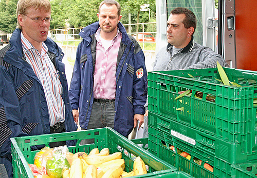 Dr. Kohler und Lebensmittelkontrolleur Bernd Stangier nehmen den Transporter der Oberbergischen Tafel unter die Lupe und sind zufrieden. (Foto: OBK)