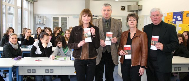 Gisela Hück, Dr. Jorg Nürmberger, Ulrike Gude und Schulleiter Dieter Klaas sprachen mit einer Biologie-Klasse über die Folgen einer Grippe-Pandemie. (Foto: OBK)