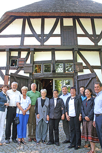 Landrat Hagen Jobi (5.v.r.) zeigte einer Delegation aus Ometepe dasHistorische Bauernhaus Dahl. (Foto: Oberbergischer Kreis)