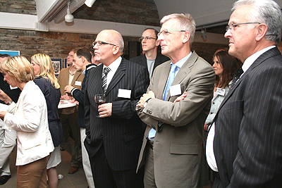 v.r. Baudezernent Volker Dürr, Nümbrechts Bürgermeister Bernd Hombach und Eckhard Becker von der Wirtschaftsförderung der Stadt Waldbröl verfolgen interessiert den Grimme-Talk (Foto: OBK)