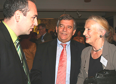 v.l. Michael Schwertel, Landrat Hagen Jobi und Künstlerin Renate Seinsch freuen sich über eine gelungene Veranstaltung (Foto: OBK)