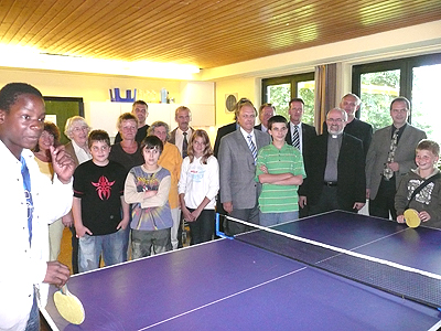 Generationenübergreifende Initiativen, wie die Hausaufgabenhilfe in Waldbröl, wollen die Kirchen in Zusammenarbeit mit dem Demographieforum künftig ausbauen (Foto: Oberbergischer Kreis)