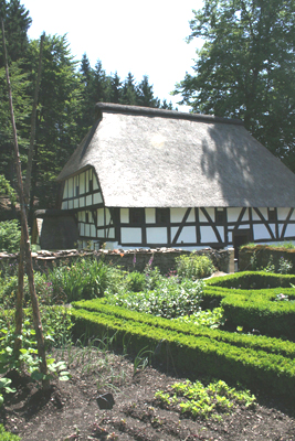Haus Dahl mit dem Bauerngarten im Vordergrund (Foto: Oberbergischer Kreis)
