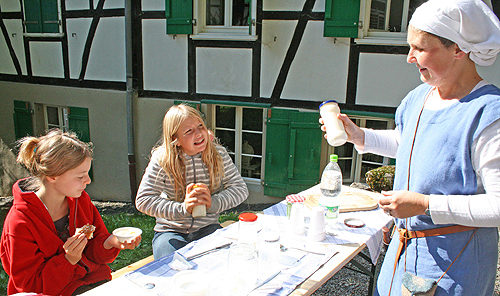 Uschi Reucker (r.) mit zwei Mädchen beim Buttern. (Foto: OBK)