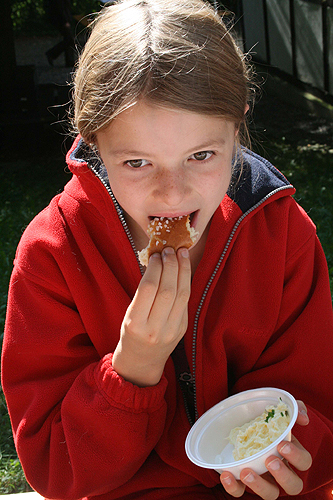 Die selbsgemachte Butter wurde gleich probiert. (Foto: OBK)