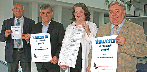 Kreiskulturdezernent Werner Krüger, Landrat Hagen Jobi, Ursula und Gus Anton (v.l.) freuen sich auf das umfangreiche Programm der neuen Spielzeit des Kreisorchesters. (Foto: OBK)