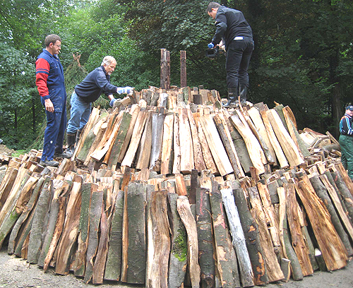 Samstagvormittag: Der Kohlenmeiler wird aufgeschichtet. (Foto: BSO)