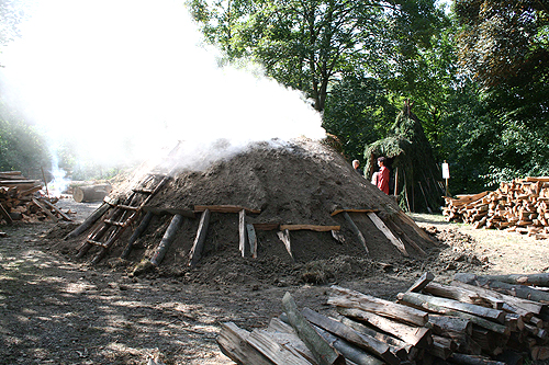 Sonntag: Der Meiler raucht. Eine Woche bleibt der Kohlenmeiler auf dem Gelände von Schloss Homburg in Betrieb. (Foto: OBK)