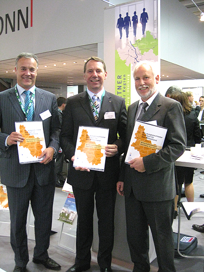 Bewarben den Wirtschaftsstandort mit aktuellem Informationsmaterial (v.l.): Peter Koester (Bürgermeister der Stadt Waldbröl), Jochen Hagt (Allgemeiner Vertreter des Landrates) und Werner Hütt (Kämmerer der Gemeinde Lindlar). (Foto: OBK) 