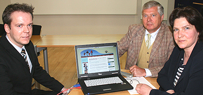 Klaus Grootens, Leiter der Wirtschaftsförderung, Sozialdezernent Dr. Jorg Nürmberger und Projektleiterin Birgit Steuer präsentierten die neue Familien-Homepage. (Foto: OBK)