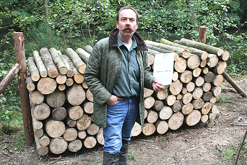 Revierleiter Axel Lang demonstriert eindrucksvoll, wie viel Holz während des zweistündigen Rundgangs nachgewachsen ist. (Foto: OBK)