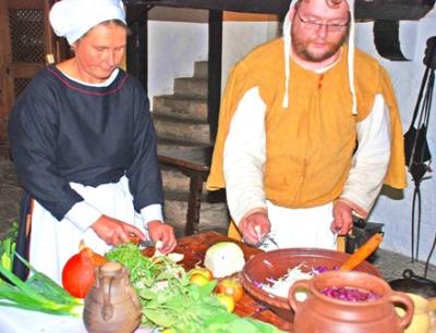 Uschi Reucker und Thorsten Luch in der Burgküche. (Foto: OBK)