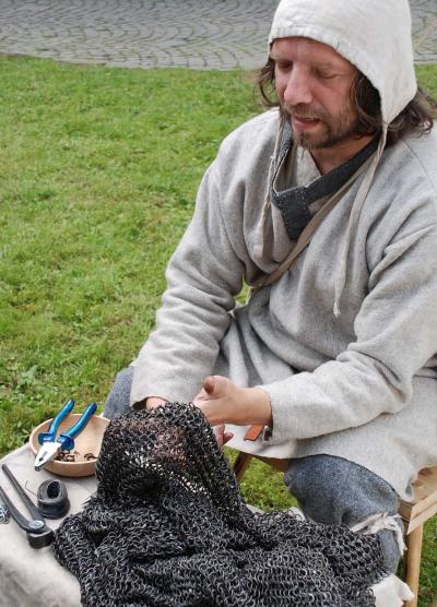 Ein Mitglied der Homburger Reisige fertigt ein Kettenhemd. (Foto: OBK)