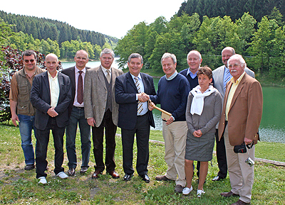 Landrat Hasgen Jobi übergibt den Schlüssel an den Vorsitzenden Friedhelm-Julius Beucher