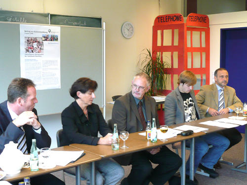 Ingo Stockhausen, Ute Butz, Uwe Stranz (Oberbergischer Kreis), Schüler Sebastian Kreimendahl und Schulleiter Matthias Fischbach-Städing informierten über Veränderungen für Jugendliche durch den demographischen Wandel. (Foto: OBK)