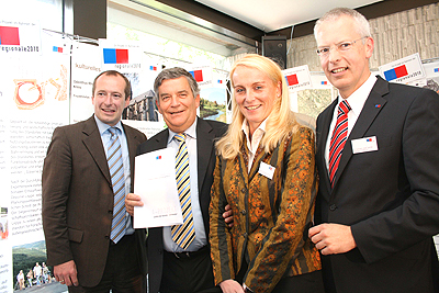 Minister Oliver Wittke überreichte den A-Stempel an Landrat Hagen Jobi, BAV-Geschäftsführerin Monika Lichtinghagen-Wirths und Lindlars Bürgermeister Hermann-Josef Tebroke. (Foto: Oberbergischer Kreis)