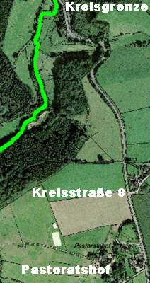 Luftbildaufnahme von RIO mit der Kreisstraße 8 und der Ortschaft Pastoratshof