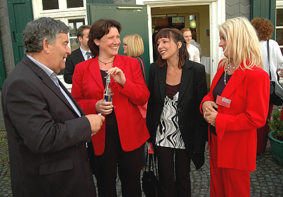 Landrat Hagen Jobi im Austausch mit Birgit Steuer, DesignerinLisa Blum und Rechtsanwältin Birgit Hähn. (Foto: MH)