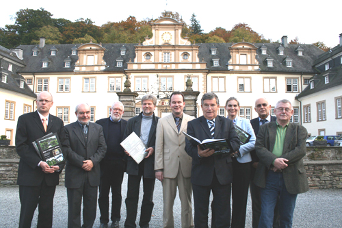 (v.l.) Benno Wendeler, Gerhard Pomykaj, Ernst Herbert Ullenboom, Wolfgang Grümer, Albrecht Brendler, Hagen Jobi, Mercedes Slex, Werner Krüger und Ulrich Runkel präsentieren das neue Buch (Foto: OBK)