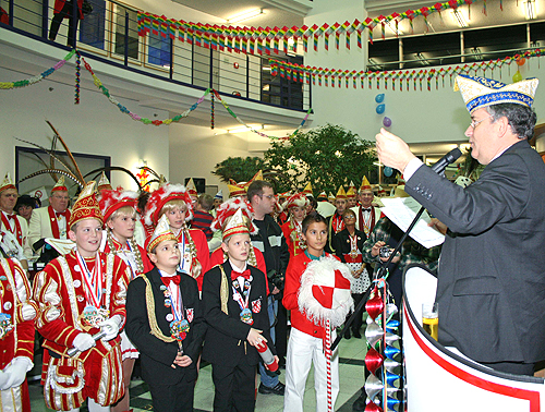 Landrat Hagen Jobi begrüßte große und kleine Jecke aus dem gesamten Oberbergischen Kreis. (Foto: OBK)